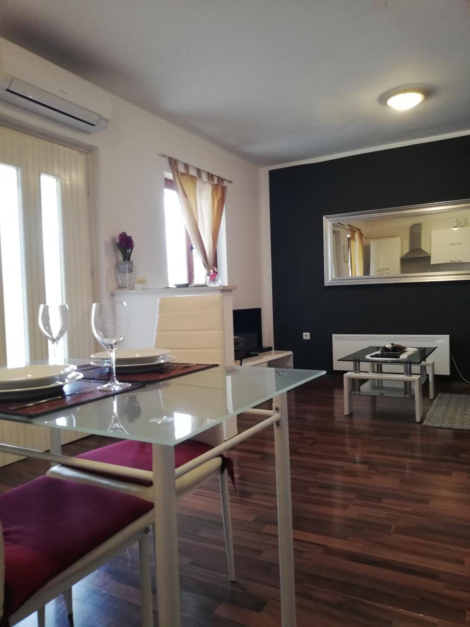 Apartments Poretti For 2,In Center Parking Free In The Yard,6 Min Beach Walk Rovinj Exterior foto