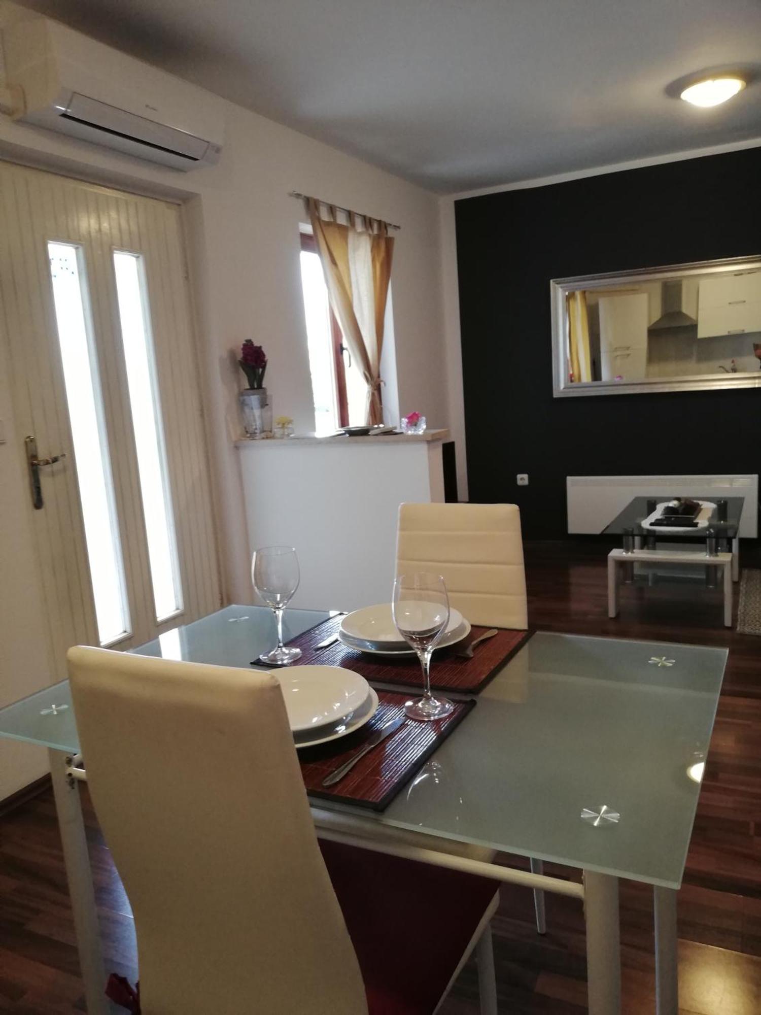 Apartments Poretti For 2,In Center Parking Free In The Yard,6 Min Beach Walk Rovinj Exterior foto