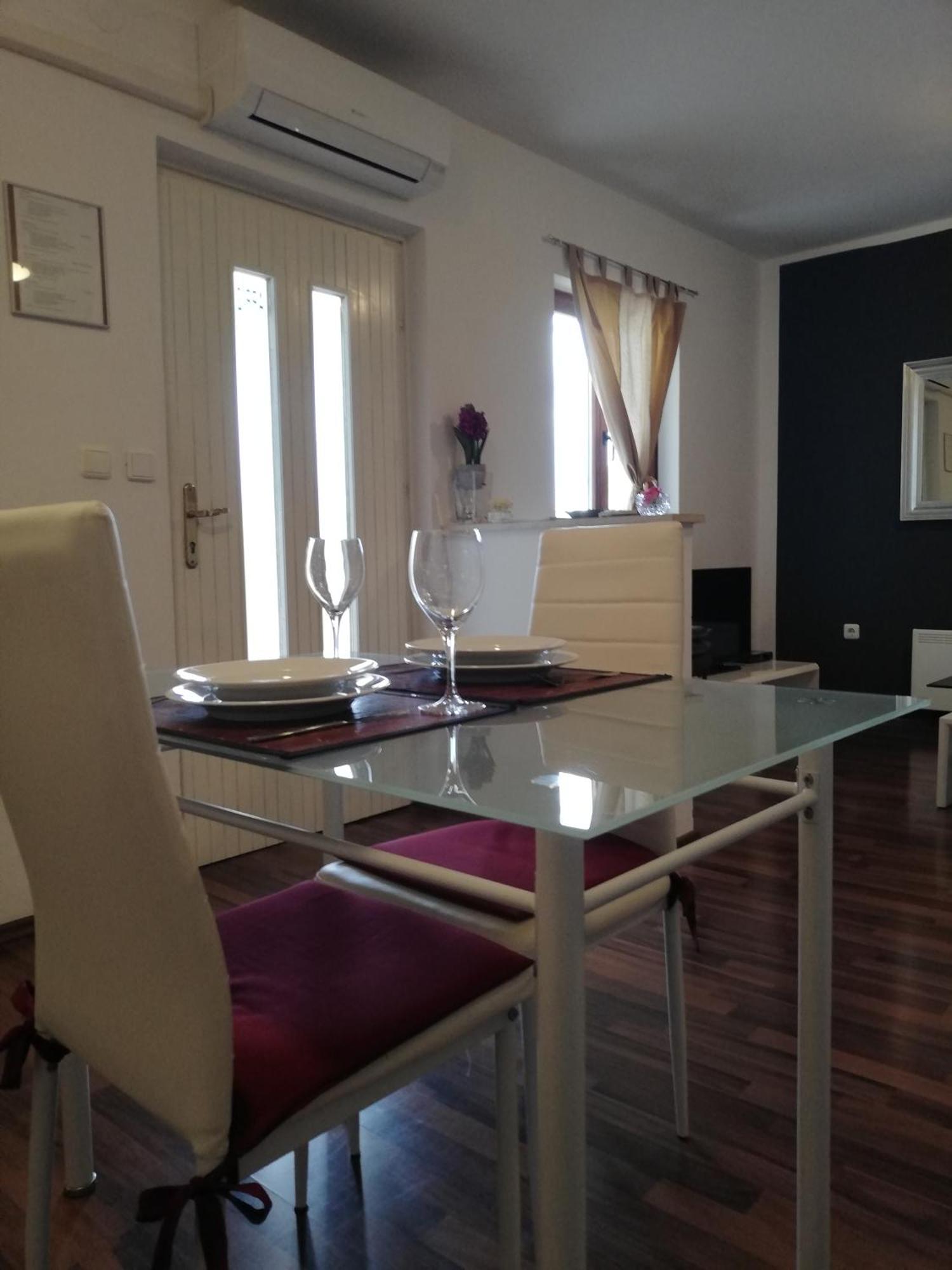 Apartments Poretti For 2,In Center Parking Free In The Yard,6 Min Beach Walk Rovinj Exterior foto