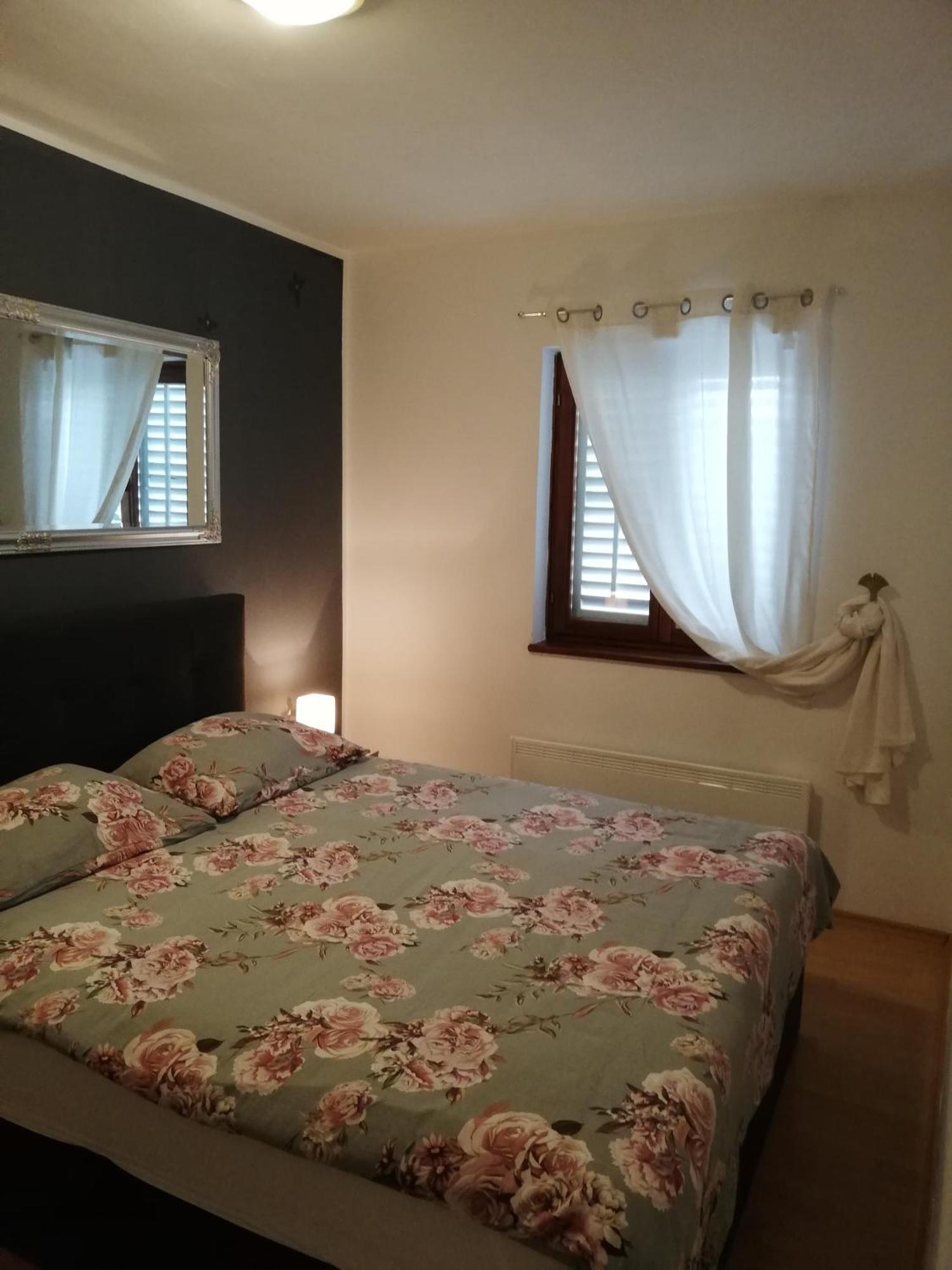 Apartments Poretti For 2,In Center Parking Free In The Yard,6 Min Beach Walk Rovinj Exterior foto